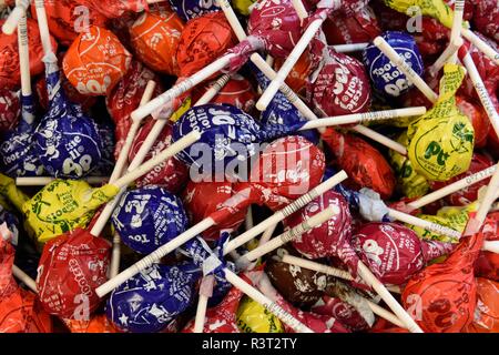 Cestino con un assortimento di coloratissimi Tootsie Pops Foto Stock