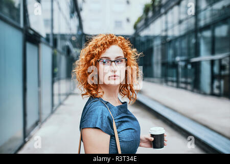 Giovane imprenditrice azienda prendere il caffè Foto Stock