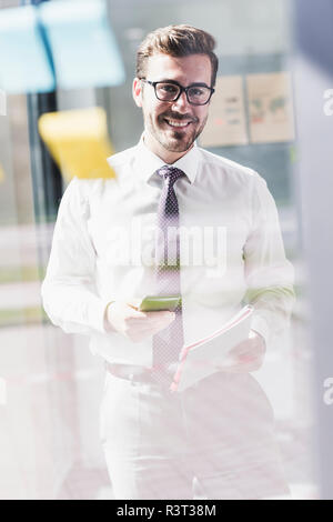 Ritratto di imprenditore sorridente in ufficio Foto Stock