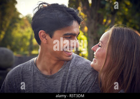 Felice coppia giovane flirtare in un parco in estate Foto Stock