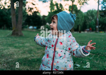 Felice di moda bambina in autunno park Foto Stock