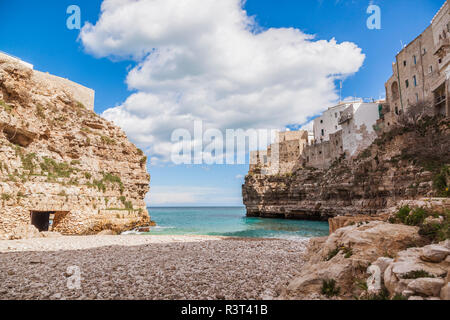 L'Italia, Puglia, Polognano a Mare, vista dalla spiaggia con l'orizzonte Foto Stock