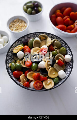 Mediterraneo orecchiette con pomodoro, olive, mozzarella Foto Stock