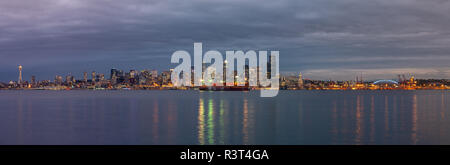 Downtown Seattle Skyline con grande barca in primo piano Foto Stock