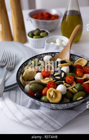 Mediterraneo orecchiette con pomodoro, olive, mozzarella Foto Stock