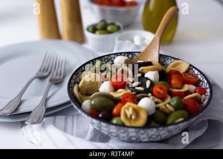 Mediterraneo orecchiette con pomodoro, olive, mozzarella Foto Stock