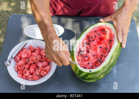 Close-up di uomo decorare un cocomero con carving tool Foto Stock