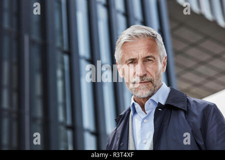 Ritratto di imprenditore maturo di fronte ad un edificio per uffici Foto Stock