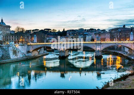 Fiume Tevere, Ponte Vittorio Emanuele III, Roma, Italia. Ponte costruito nel 1886 vicino al Vaticano. Foto Stock