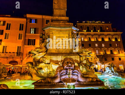 Della Porta fontana di Piazza della Rotonda, Pantheon di notte, Roma, Italia. Fontana creata nel 1575 da Giacomo Della Porte. Foto Stock