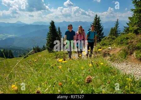 In Germania, in Baviera, vicino Brauneck Lenggries, giovani amici escursioni nel paesaggio alpino Foto Stock