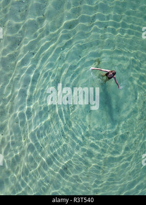 Indonesia, Bali, Melasti, vista aerea del Karma Kandara beach, una donna in acqua Foto Stock