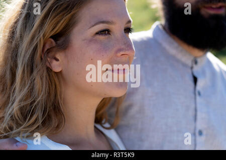Ritratto di una coppia felice, trascorrendo il tempo nella natura Foto Stock