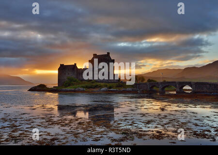Regno Unito, Scozia, Loch Duich e Loch Alsh, Kyle of Lochalsh, Eilean Donan Castle di sera Foto Stock
