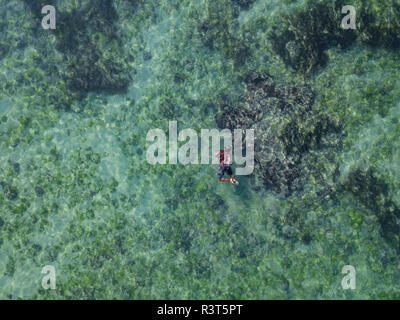 Indonesia, Bali, vista aerea di snorkeler Foto Stock