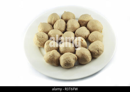 Le Palle di Carne / isolato con la carne di maiale sfera sulla piastra bianca isolata su sfondo bianco - close up thai a sfera a base di carne Foto Stock