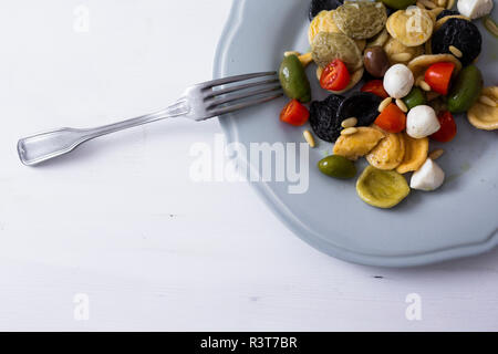 Mediterraneo orecchiette con pomodoro, olive, mozzarella Foto Stock