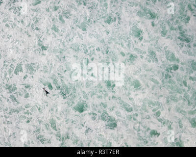 Indonesia, Bali, veduta aerea della spiaggia Balngan, surfer Foto Stock