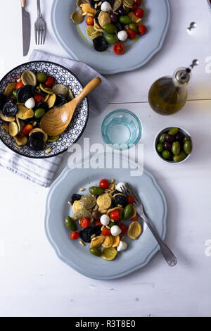Mediterraneo orecchiette con pomodoro, olive, mozzarella Foto Stock