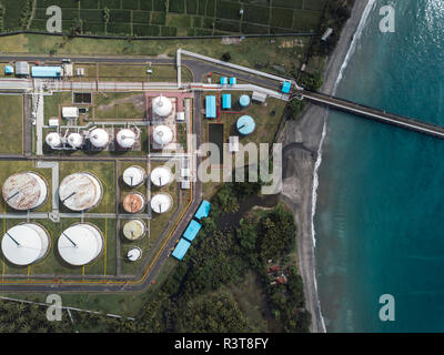 Indonesia, Bali, veduta aerea della raffineria di petrolio Foto Stock
