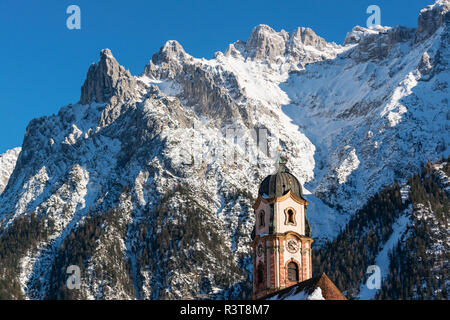 Germania, Alpi Bavaresi, Baviera, Baviera, Werdenfelser Land, montagne Karwendel, Mittenwald, Chiesa di San Pietro e Paolo Foto Stock