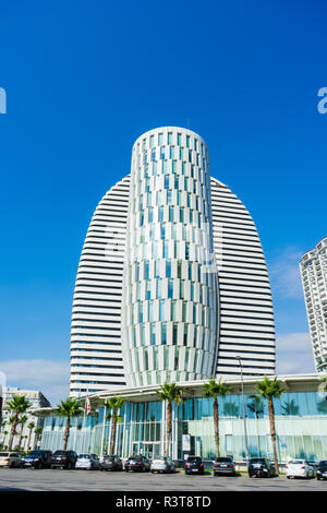 Batumi, Adjaria, Georgia - 08 luglio 2018: edifici di 5 stelle moderno hotel Marriott e Batumi Servizio Pubblico Hall si trova vicino a Batumi nuovo bouleva Foto Stock