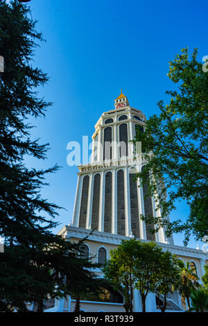 Batumi, Adjaria, Georgia - 08 luglio 2018: edifici di 5 stelle moderno Sheraton hotel si trova vicino a Batumi boulevard passeggiata costiera a piedi Foto Stock