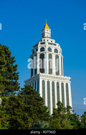 Batumi, Adjaria, Georgia - 08 luglio 2018: edifici di 5 stelle moderno Sheraton hotel si trova vicino a Batumi boulevard passeggiata costiera a piedi Foto Stock