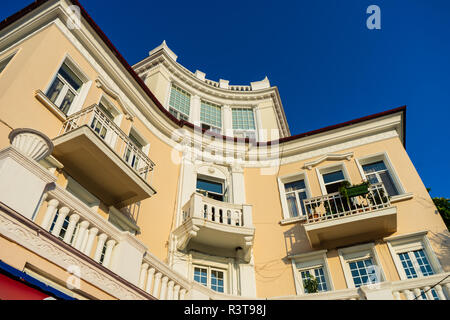 Batumi, Adjaria, Georgia - 08 luglio 2018: l'edificio sull'ingresso principale a Batumi vecchio boulevard Foto Stock