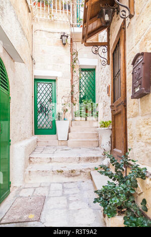 L'Italia, Puglia, Polognano a Mare, casa ingressi al centro storico Foto Stock