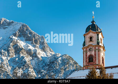 Germania, Alpi Bavaresi, Baviera, Baviera, Werdenfelser Land, montagne Karwendel, Mittenwald, Chiesa di San Pietro e Paolo Foto Stock