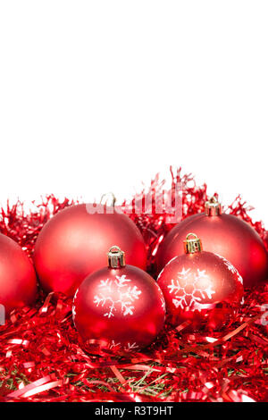 Rosso cinque palle di Natale e tinsel isolato Foto Stock