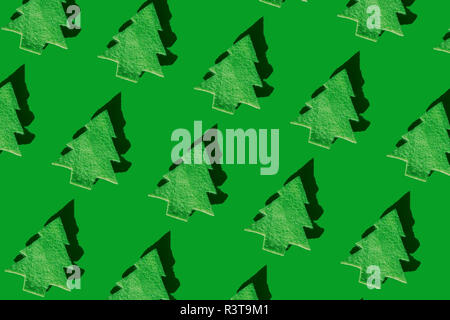 Righe di verde di alberi di Natale sulla terra verde, rendering 3D Foto Stock