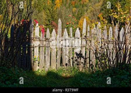 In Germania, in Baviera, Baviera, antica recinzione di legno Foto Stock