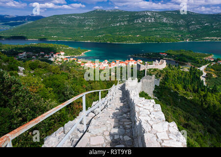 Il grande muro sopra di Mali Ston e l'Adriatico, Ston, Dalmazia, Croazia Foto Stock