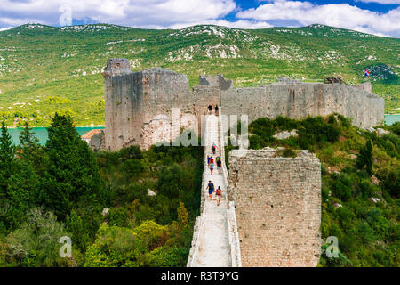 I turisti sulla grande parete al di sopra di Mali Ston e Ston, Dalmazia, Croazia Foto Stock