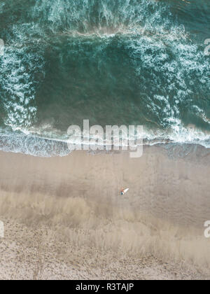 Indonesia, Bali, vista aerea di Padma beach, surfer Foto Stock