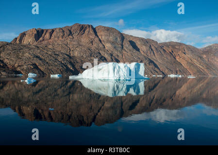 Est della Groenlandia, Scoresbysund, aka Scoresby Sund. New Scenic 5 posti pieni di ghiaccio oer fiordo. Foto Stock