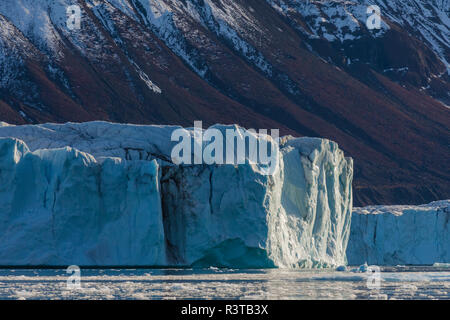 La Groenlandia. Scoresby Sund. Gasefjord. Iceberg gigante e il ghiacciaio che ha generato. Foto Stock