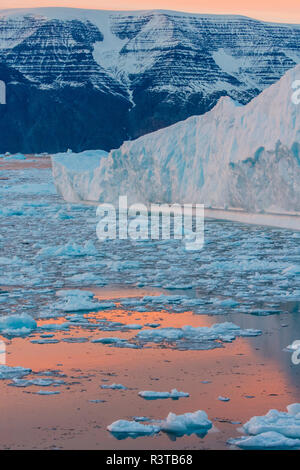 La Groenlandia, Scoresby Sund, Gasefjord. Tramonto con gli iceberg e appariscenti di ghiaccio. Foto Stock