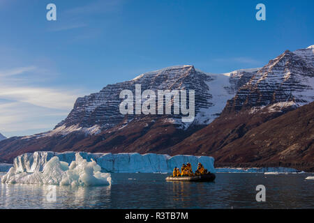 La Groenlandia, Scoresby Sund, Gasefjord. Zodiaco e iceberg. Foto Stock