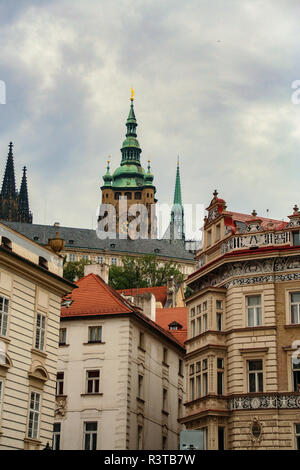 Il panorama di Praga come visto da di Lesser Town Square Foto Stock