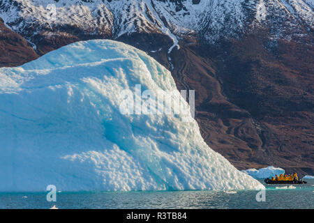La Groenlandia, Scoresby Sund, Gasefjord. Iceberg con suncups e un zodiac Foto Stock