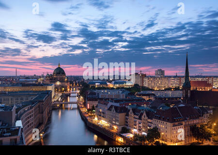 Germania Berlino, elevati vista città al crepuscolo del mattino Foto Stock