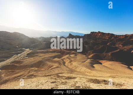 La vibrante panoramica vista estiva di Zabriskie Point badlands nel Parco Nazionale della Valle della Morte, Valle della Morte, Inyo County, California, Stati Uniti d'America Foto Stock