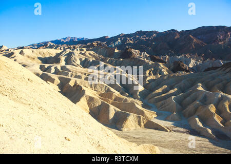 La vibrante panoramica vista estiva di Zabriskie Point badlands nel Parco Nazionale della Valle della Morte, Valle della Morte, Inyo County, California, Stati Uniti d'America Foto Stock