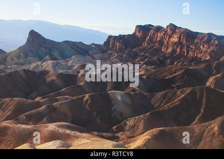 La vibrante panoramica vista estiva di Zabriskie Point badlands nel Parco Nazionale della Valle della Morte, Valle della Morte, Inyo County, California, Stati Uniti d'America Foto Stock