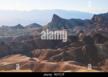 La vibrante panoramica vista estiva di Zabriskie Point badlands nel Parco Nazionale della Valle della Morte, Valle della Morte, Inyo County, California, Stati Uniti d'America Foto Stock