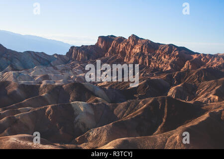 La vibrante panoramica vista estiva di Zabriskie Point badlands nel Parco Nazionale della Valle della Morte, Valle della Morte, Inyo County, California, Stati Uniti d'America Foto Stock