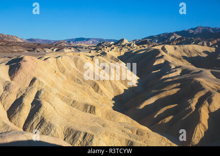 La vibrante panoramica vista estiva di Zabriskie Point badlands nel Parco Nazionale della Valle della Morte, Valle della Morte, Inyo County, California, Stati Uniti d'America Foto Stock